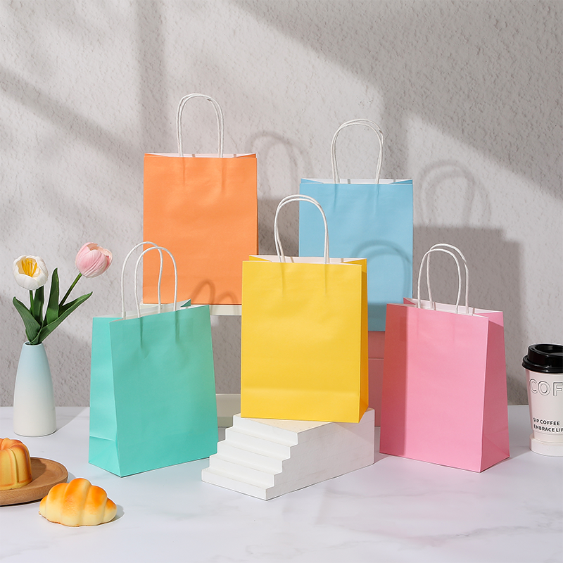 Sacs à provisions en papier kraft couleur bonbon avec poignées en papier torsadées