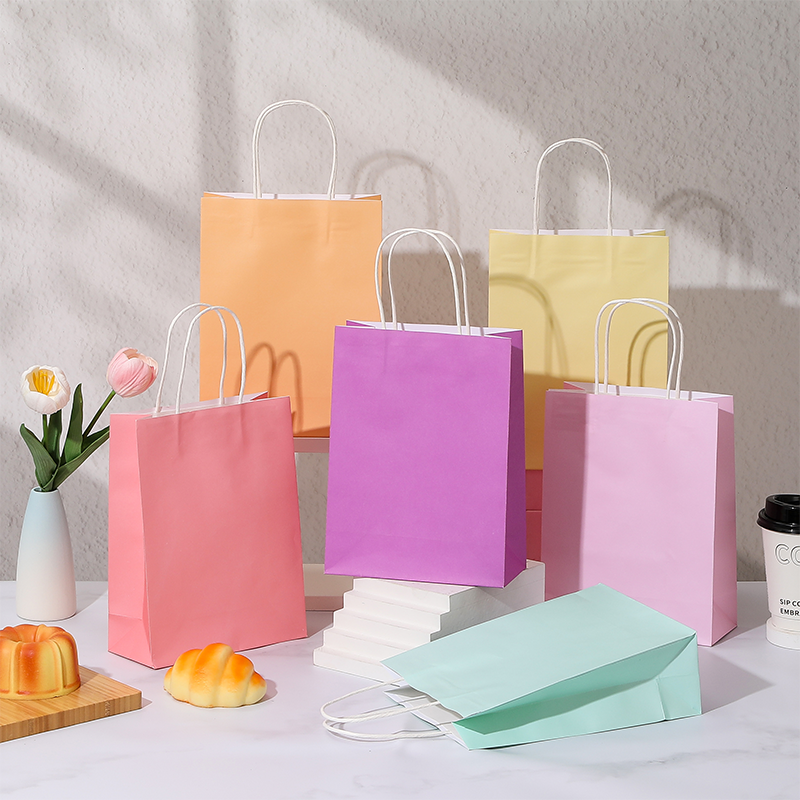 Sacs à provisions en papier kraft couleur bonbon avec poignées en papier torsadées