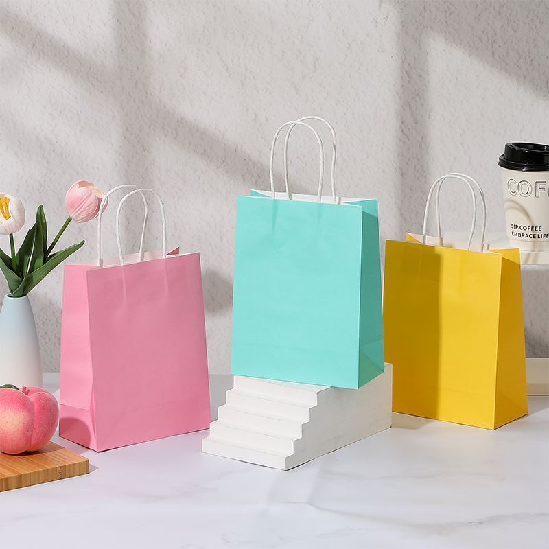 Sacs à provisions en papier kraft couleur bonbon avec poignées en papier torsadées