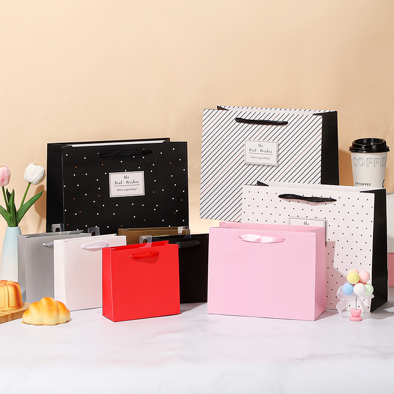 Sacs en papier cadeaux haut de gamme pour les achats au détail et les emballages cadeaux