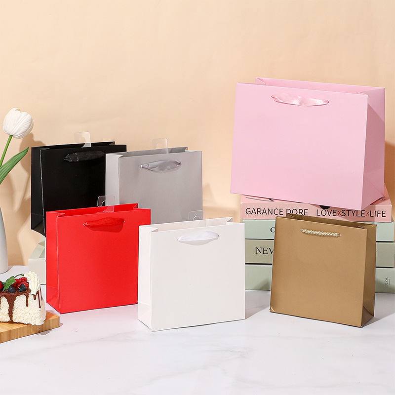 Sacs en papier cadeaux haut de gamme pour les achats au détail et les emballages cadeaux