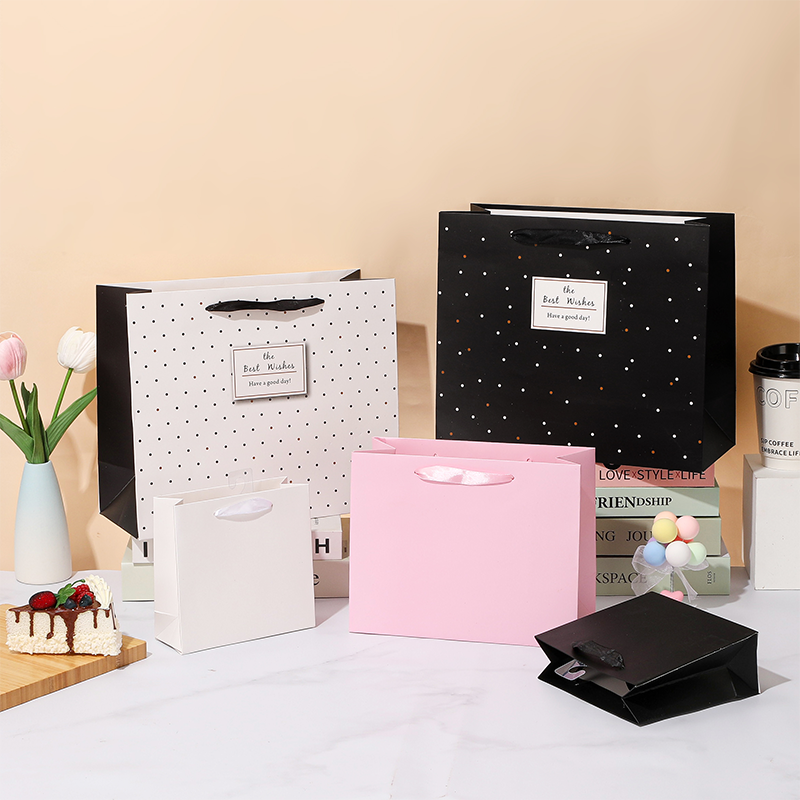 Sacs en papier cadeaux haut de gamme pour les achats au détail et les emballages cadeaux