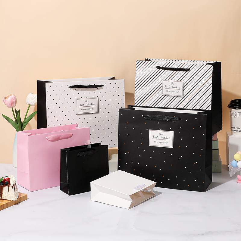 Sacs en papier cadeaux haut de gamme pour les achats au détail et les emballages cadeaux