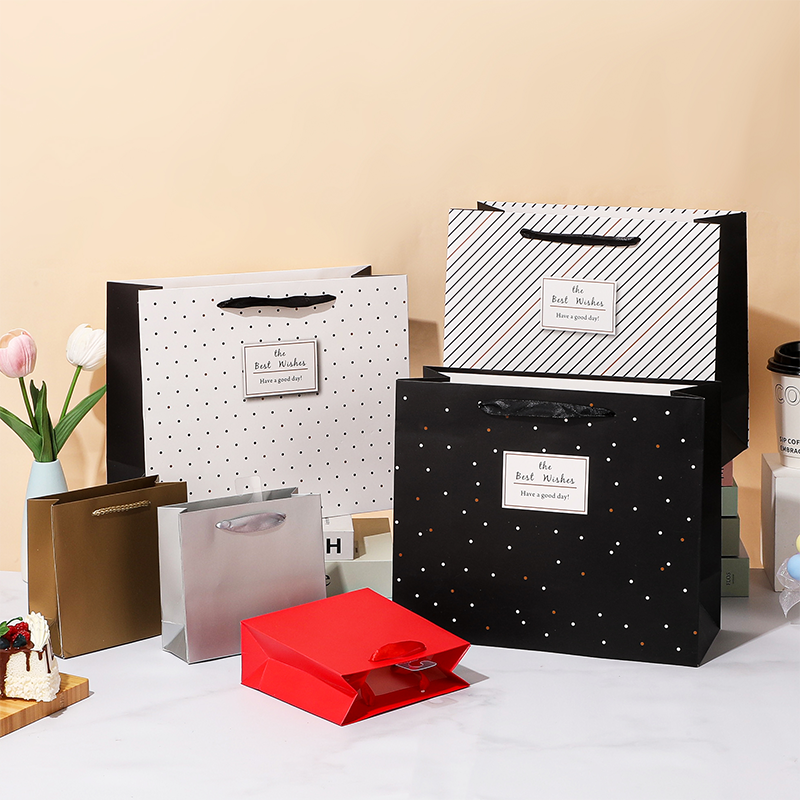 Sacs en papier cadeaux haut de gamme pour les achats au détail et les emballages cadeaux
