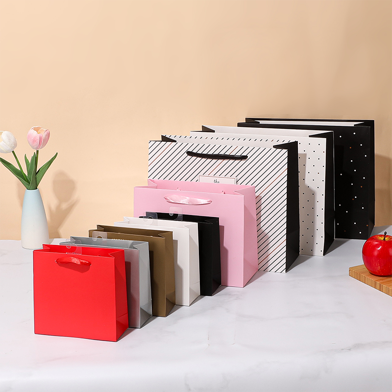 Sacs en papier cadeaux haut de gamme pour les achats au détail et les emballages cadeaux