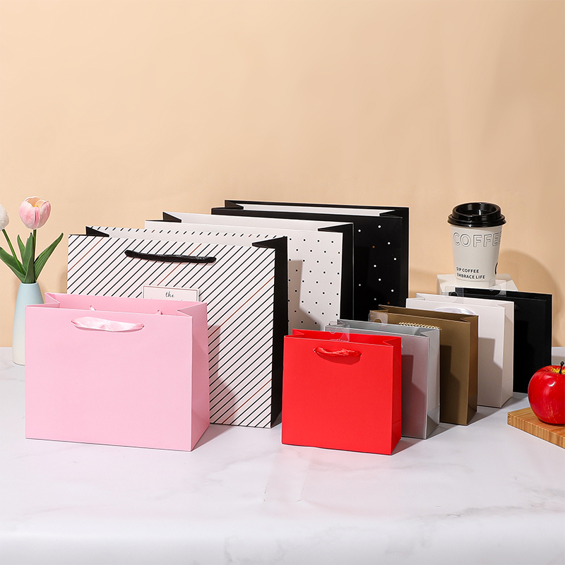 Sacs en papier cadeaux haut de gamme pour les achats au détail et les emballages cadeaux